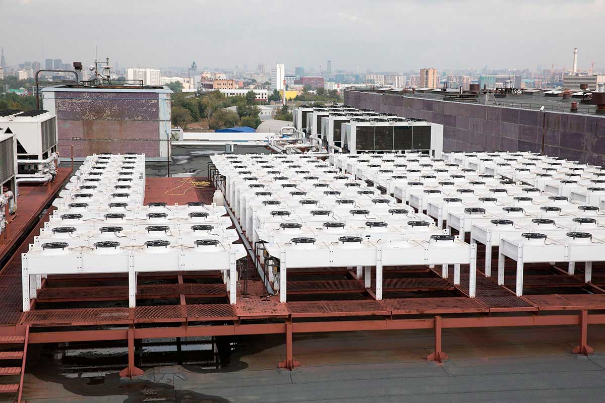Чиллерная система охлаждения на крыше здания. Схема резерва N+1
