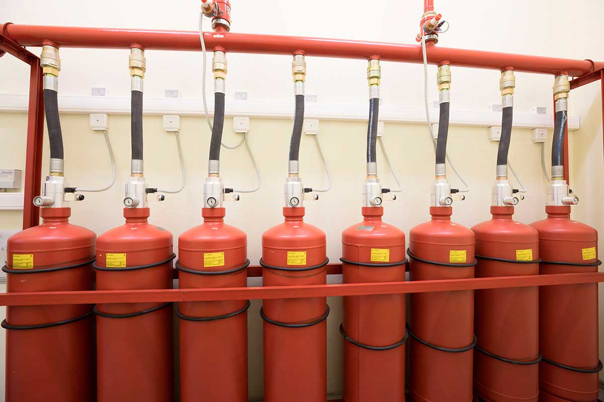 Газовая система пожаротушения, давление не менее 4 МПа, проверяется ежедневно дежурным инженером.